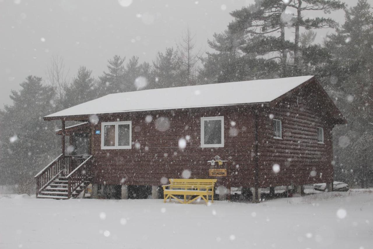 1 And Only Riverside Accommodations Sable River Exterior photo